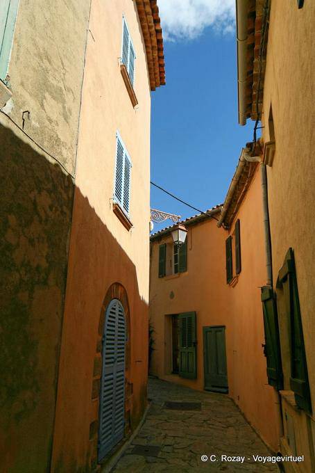 Ramatuelle, Bild einer typischen Straße der Midi, Provence, Frankreich