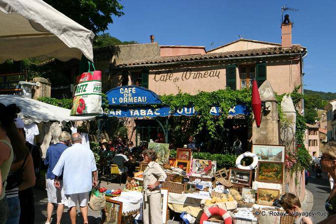 Ramatuelle, Floh mit Blick auf den Kaffee Ormeau, Provence, Frankreich