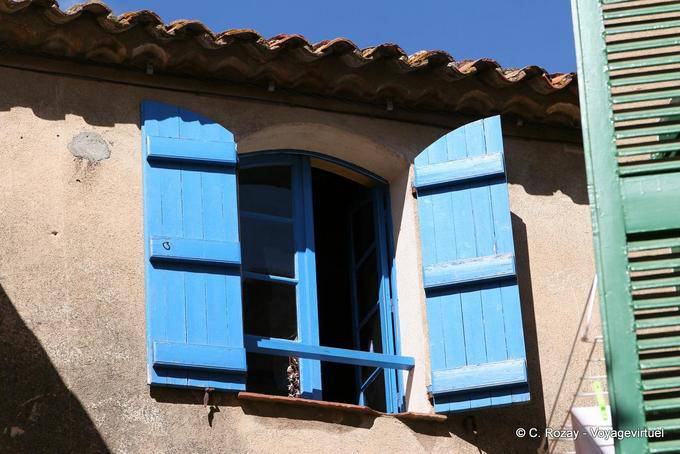 Ramatuelle, blauen Fensterläden, Provence, Frankreich