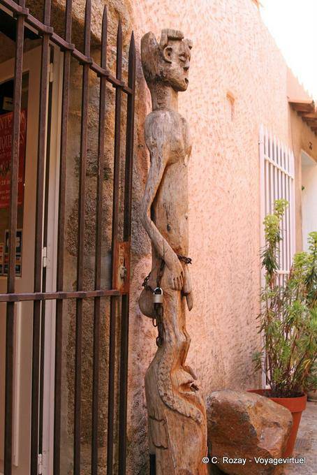 Ramatuelle, hölzerne Statue vor dem Eingang zur Galerie Afrika, Provence, Frankreich