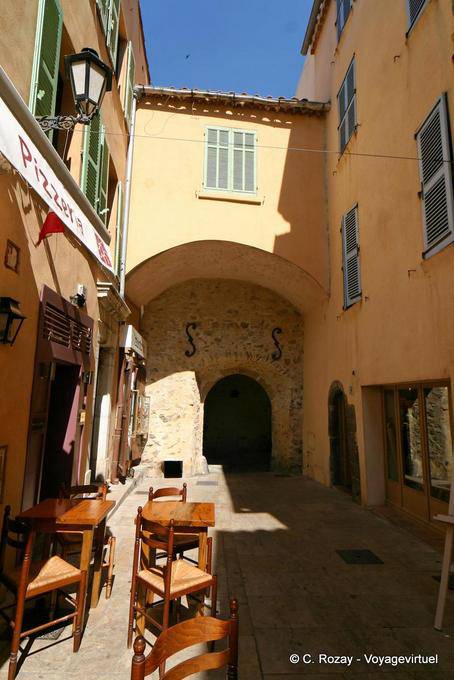 Saint-Tropez, Pizzeria in einer Sackgasse mit traditioneller Architektur, Provence, Frankreich