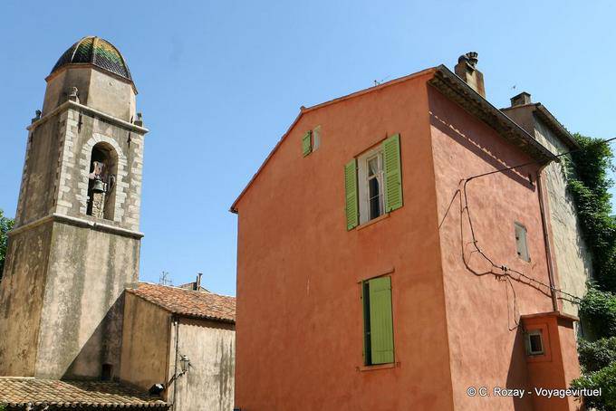 Saint-Tropez, orange Haus und die Kirche der Barmherzigkeit, Provence, Frankreich