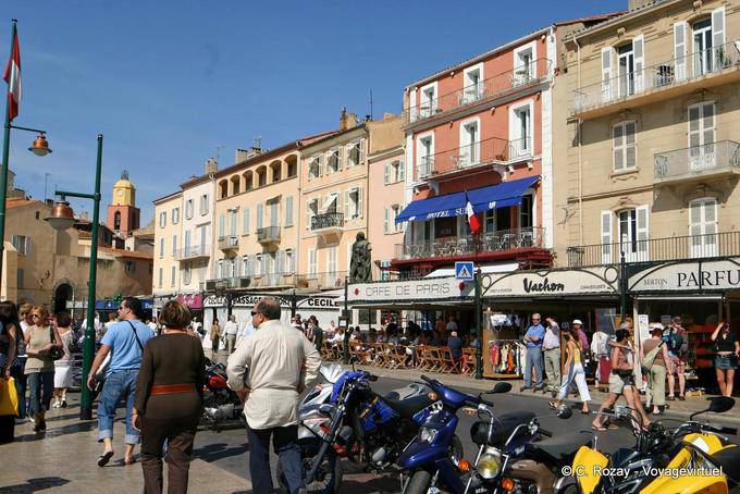 Saint-Tropez, zu Fuß entlang des Kais Suffren, Provence, Frankreich