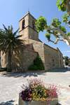 Grimaud mit Blick auf die Kirche St. Michael, Frankreich.