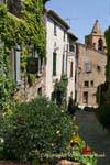 Grimaud, typische Blume Straße, Frankreich.