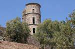Grimaud Schlossturm auf dem Felsen ruht, Frankreich.