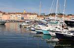 Saint-Tropez, mit Blick auf den Hafen und die festgemachten Boote, Frankreich.