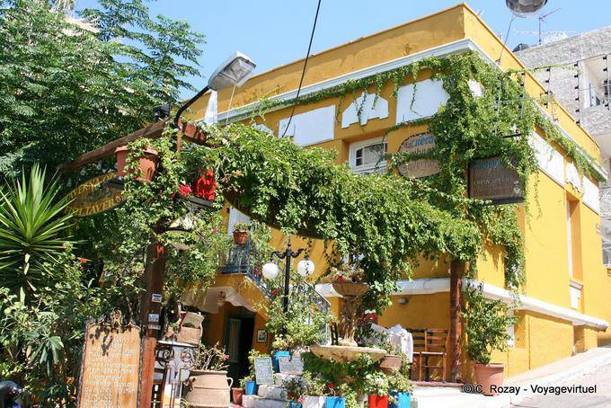 Agios Nikolaos, gelb kretische Taverne - Kreta, Griechenland
