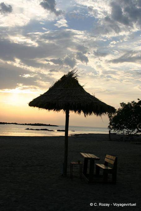 Sonnenschirm in der Silhouette, Elafonissi - Kreta, Griechenland