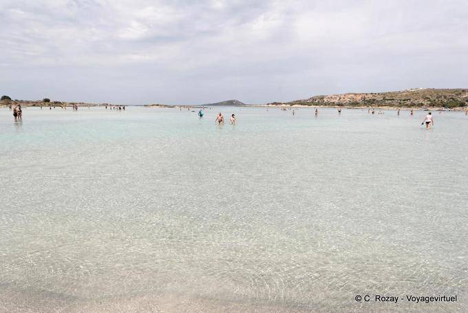 Wanderer in der Lagune Elafonissi - Kreta, Griechenland