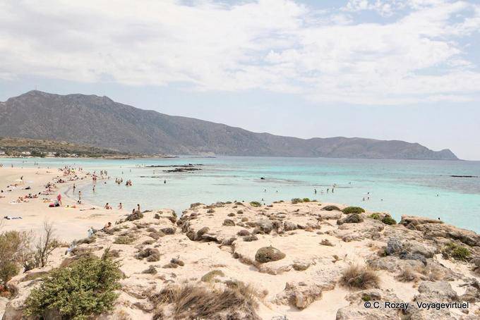 Schwimmen in warmem Wasser und Sonnenbaden, Elafonissi - Kreta, Griechenland