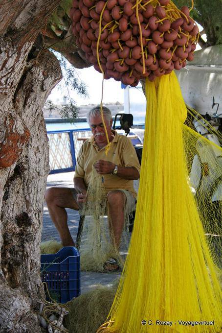 Ierapetra, Fischernetz Ravaudage im Schatten - Kreta, Griechenland