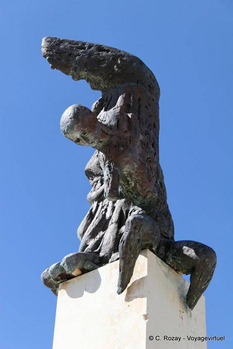 Ein Gedenkstatuen Amiras zu Ehren der Opfer des Nationalsozialismus - Kreta, Griechenland