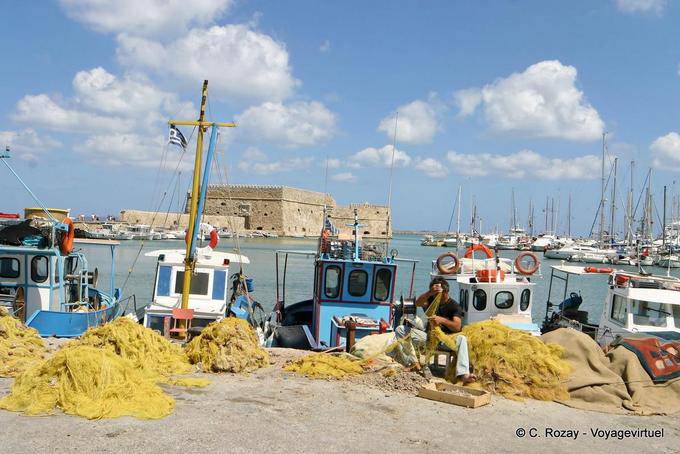 Der Hafen von Heraklion mit Blick auf die Festung - Kreta, Griechenland
