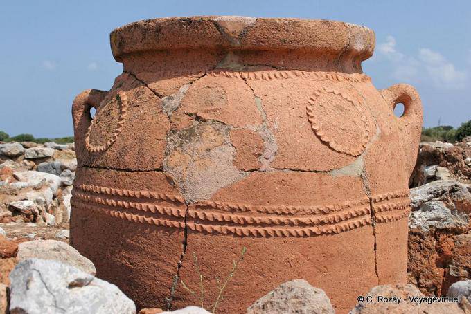 Dekorative Motive im Relief Saiten einer pithos, Palast von Malia - Kreta, Griechenland