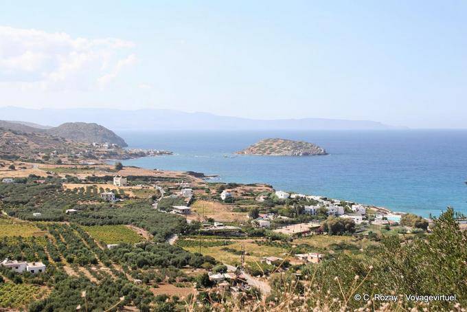 Panorama von Sitia, die Bucht und den kleinen Insel mit einer Kapelle Saint Nicolas gewidmet - Kreta, Griechenland