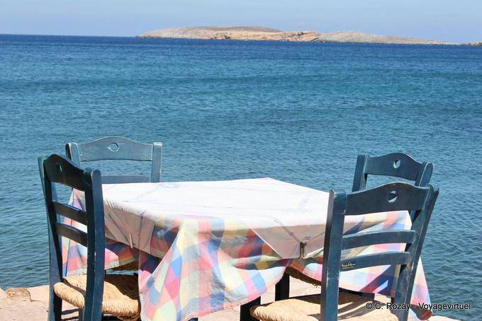 Tabelle am Rand des Meeres an den Strand Chiona Palekastro - Kreta, Griechenland