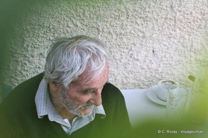 Traurigkeit Stunden-Kaffee in den Bergen zu Paleochora - Kreta, Griechenland