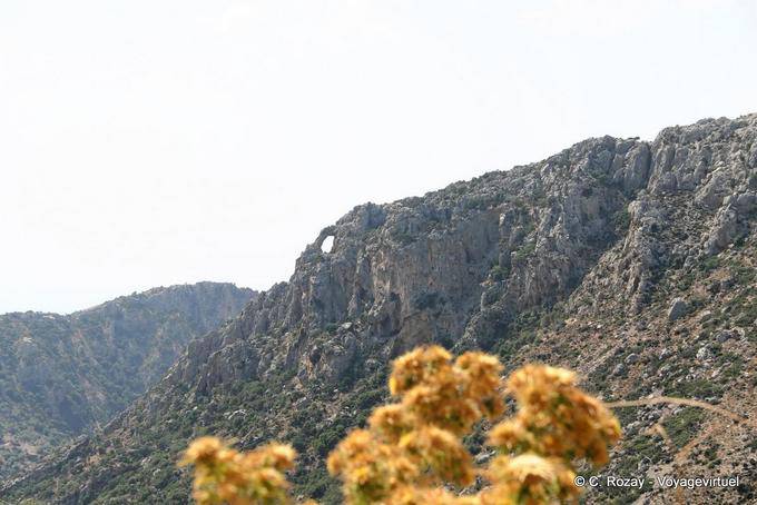 Steinbogen in den Bergen rund um Kontokinigi (Palaiochora) - Kreta, Griechenland