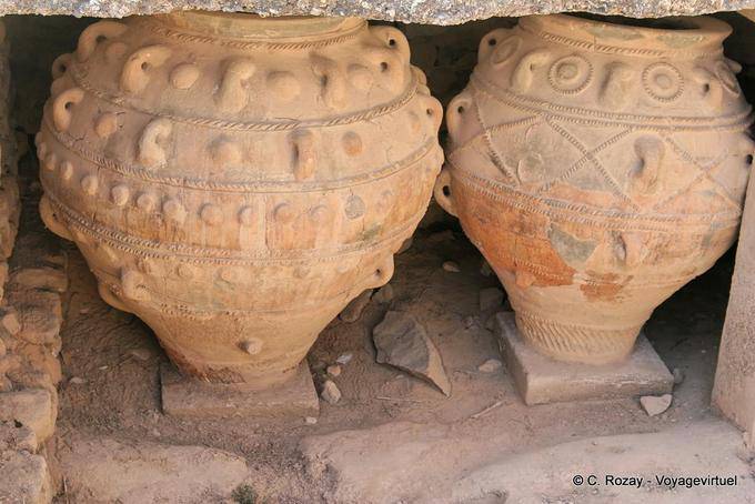 Zwei pithoi an verschiedenen Dekorationen und Größen Phaistos - Kreta, Griechenland