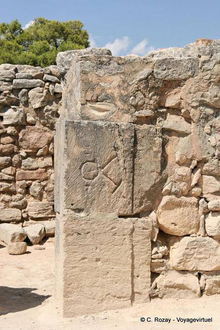 Log-in Stein mit einer Öffnung, Palast von Phaistos geschnitzt - Kreta, Griechenland