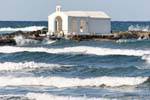 Die Kapelle von Agios Nikolaos in Wellen, Georgioupoli, Kreta.