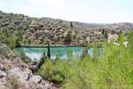 Zaros, eine andere Ansicht des Reservoirs in Volomos, Zypressen und Olivenbäumen, Kreta.