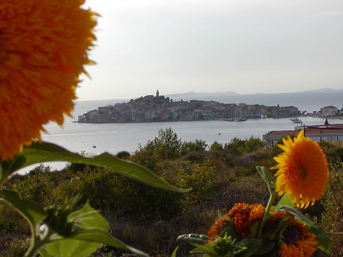 Primošten, mit Blick auf die Halbinsel, Kroatien