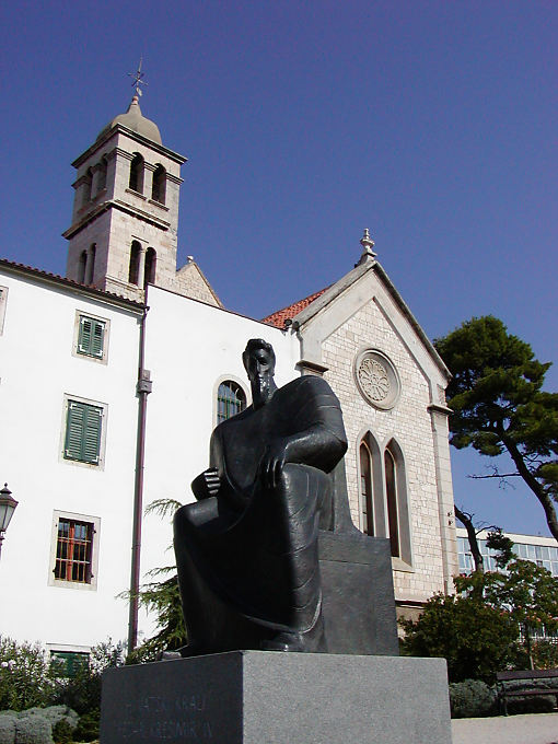 Statue vor der Kirche und das Kloster von San Francisco, Šibenik, Kroatien