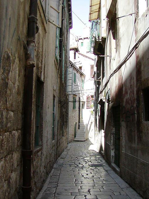 Gepflasterten Straße im Zentrum, Sibenik, Kroatien
