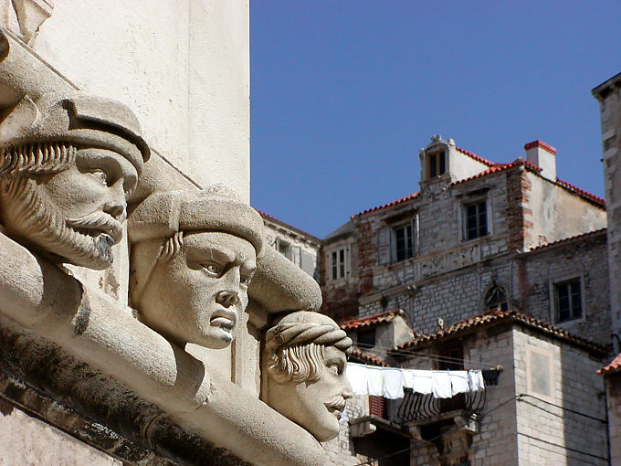 Heads auf der Saint-Jacques-Kathedrale in Sibenik geschnitzt, Kroatien