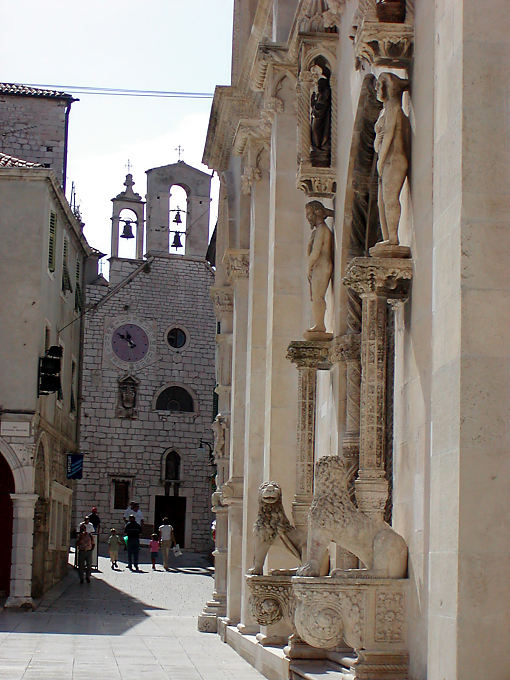Kirchenmuseum St. Barbara (Crkva sv. Barbare) und Löwen der Kathedrale, Sibenik, Kroatien