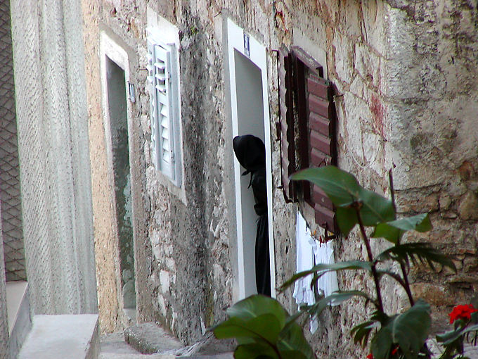 Die alten kroatischen schwarz vor seiner Haustür, Sibenik, Kroatien