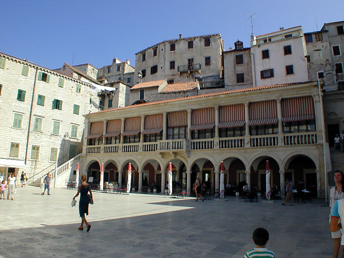 Zentral Arkaden hinter der Kathedrale, Šibenik, Kroatien