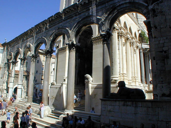 Die Veranda des Mausoleums und die Spalten des Säulenhalle, Diokletianpalast Split, Kroatien