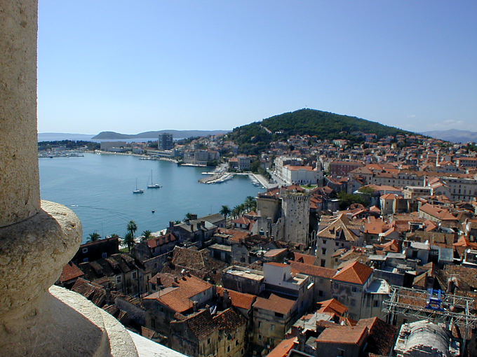 Vom Glockenturm der St. Duje-Kathedrale, allgemeinen Blick auf den Hafen von Split, Kroatien