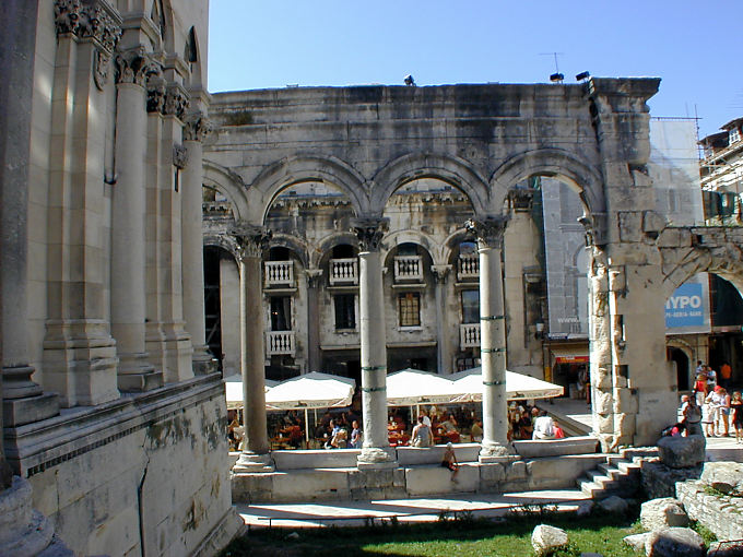 Arkaden des Säulenhalle, Diokletian-Palast in Split, Kroatien