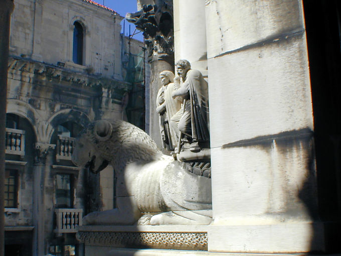 Skulpturen am Eingang der Kathedrale, Architektur, Split, Kroatien