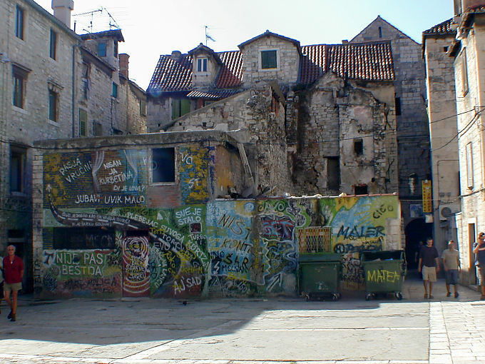Tags an Wänden und alten Haus, Split, Kroatien