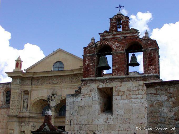 Vor der ersten Kathedrale Amerikas (NS de la Encarnación), Santo Domingo, Dominikanische Rep.