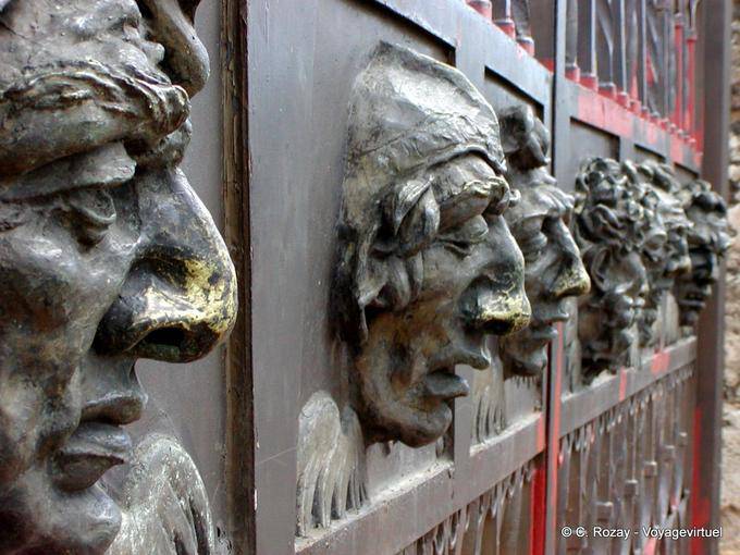Heads auf einem Raster, Notre Kathedrale der Menschwerdung, Santo Domingo Dame, Dominikanische Rep.