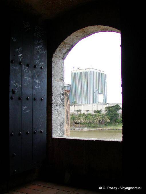 Moderne auf den Gipfeln des Flusses Ozama Santo Domingo, Dominikanische Rep.