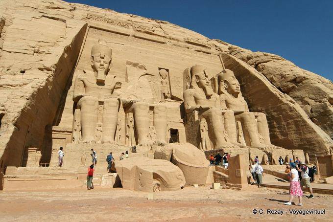 Fassade des großen Tempels mit dem gebrochenen Kopf einer Statue am Fuß, Abu Simbel - Aegypten