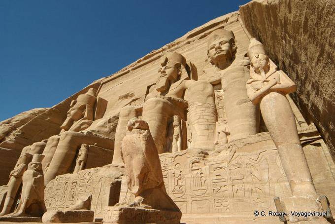 Hawks bis kolossalen Statuen von Ramses II, Abu Simbel geschnitzt - Aegypten