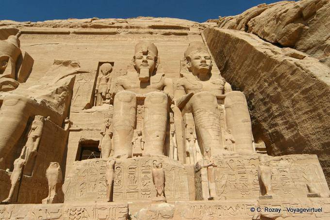 Kolosse von Pharao Ramses II, direkt neben Ibsamboul, Abu Simbel - Aegypten