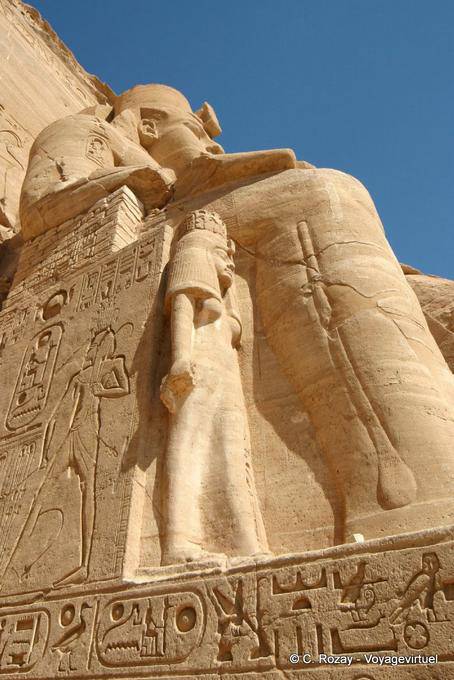 Königin Nefertari am Fuße seines Königs, Abu Simbel - Aegypten