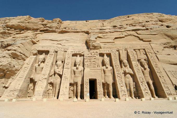 Fassade des kleinen Tempels von Hathor oder Speos, Abu Simbel - Aegypten