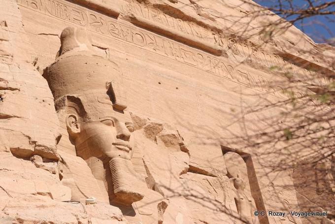 Ramses Kopf mit falschen Bart und Doppelkrone (pschent), Abu Simbel - Aegypten