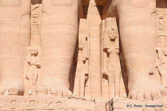 Isis Nofret Bent Anat, Mut-Tuya am Fuße des Ramses, Abu Simbel - Aegypten
