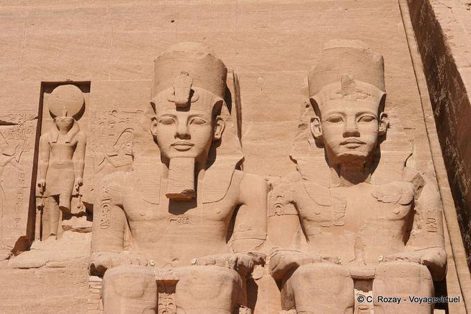 Die beiden Kolosse von Ramses Recht Sonne, Re (Ra), der große Tempel, Abu Simbel - Aegypten